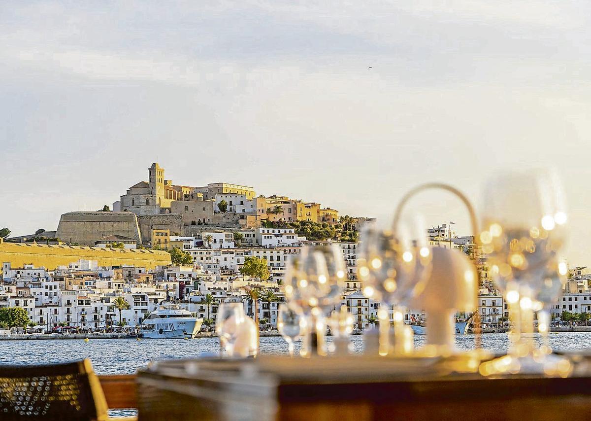 From Calma, guests can enjoy one of the most spectacular views on the island, with the silhouette of Dalt Vila rising above the port.