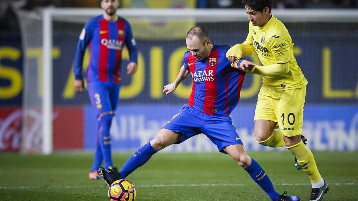 Andrés Iniesta y Alexander Pato en el duelo entre Barceona y Villarreal de la primera vuelta (1-1)