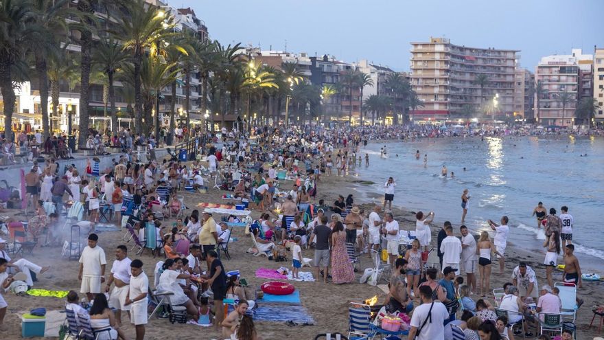Aquí las imágenes de la noche de hogueras en la playa de Torrevieja