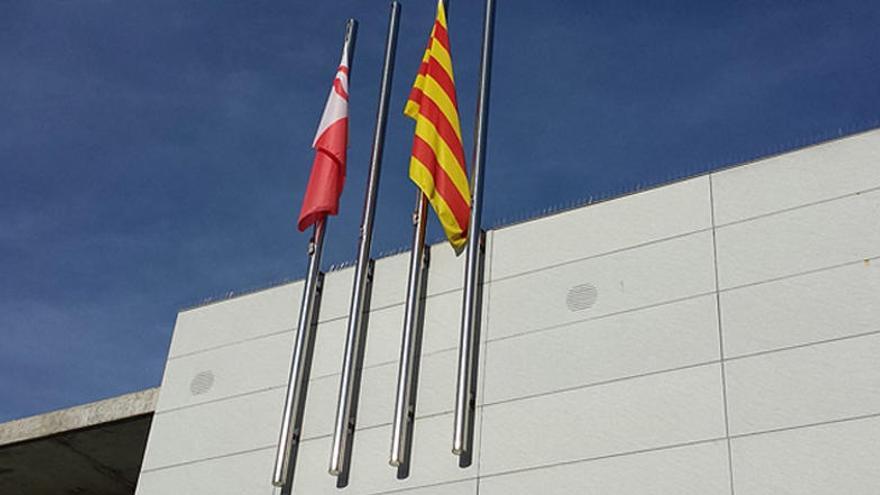 La façana del consistori, amb la bandera del municipi i la senyera.