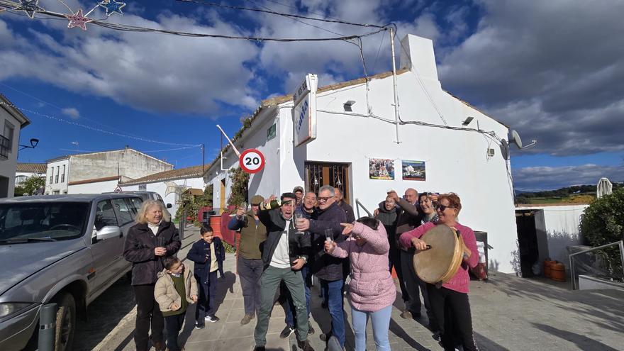 «Estoy más contento que los ganadores»: Cardeña y Villanueva del Duque celebran el primer premio de la Lotería del Niño