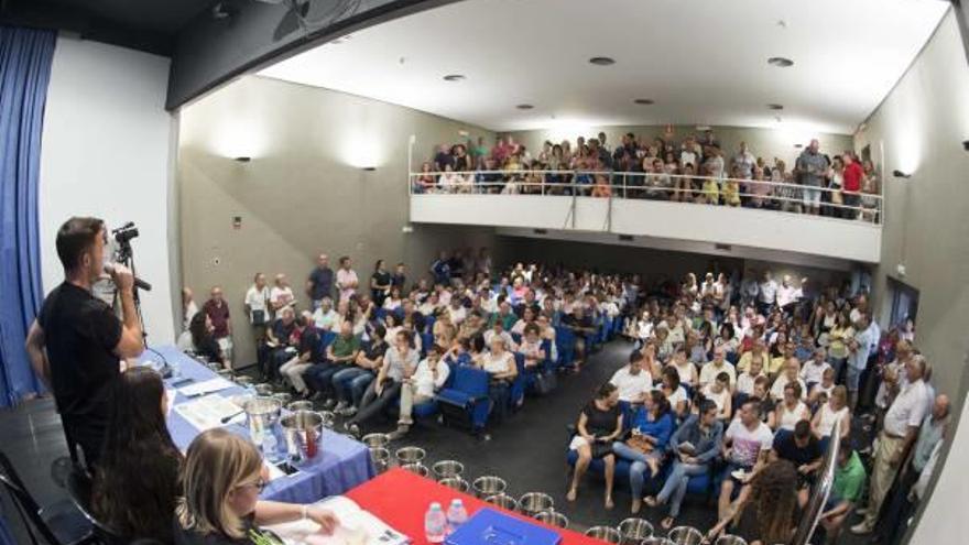 La casa de la cultura llena de vecinos preparados para pujar por los palcos.