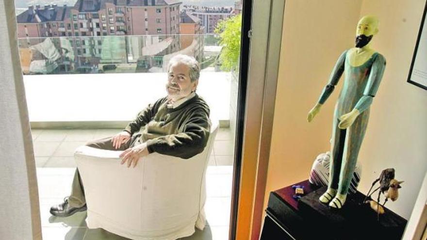 El diseñador gráfico Helios Pandiella, en su casa estudio de Oviedo.