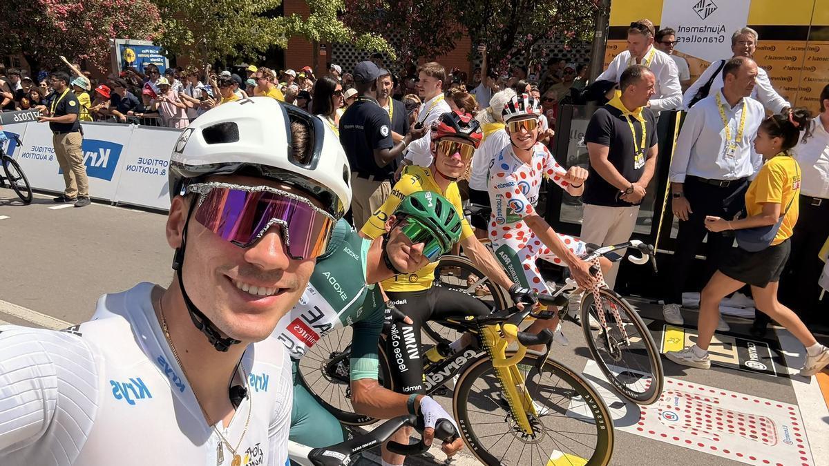 Ayuso, en primer término, se hace un selfie con otros líderes del Tour