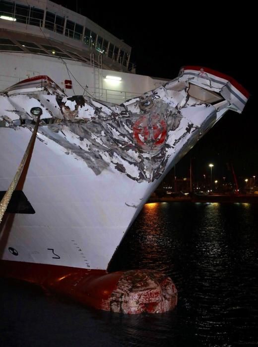 UN FERRY SE ESTRELLA EN EL MUELLE DE LAS PALMAS ...