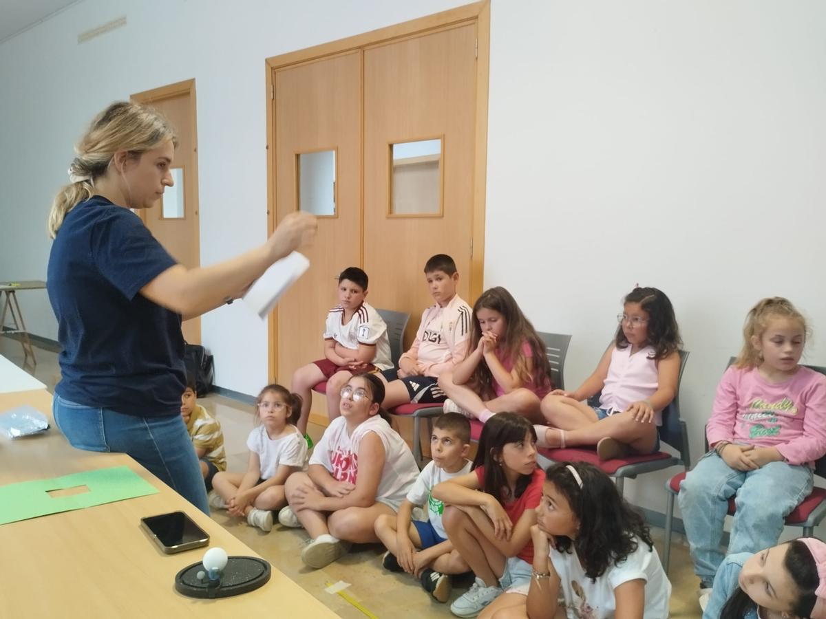 El taller "Misión Eclipse" en el Centro Cultural "Juan Velarde" de Salas, en imágenes