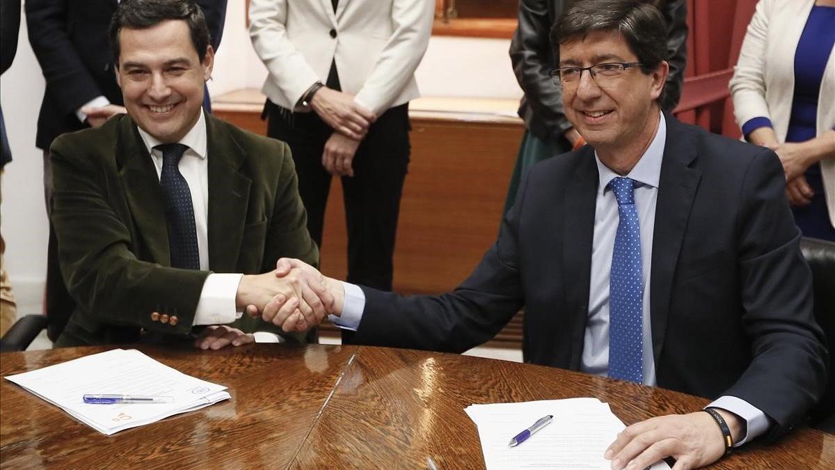 Juanma Moreno, del PP (izquierda), futuro presidente de la Junta de Andalucía y Juan Marín (Ciudadanos), próximo vicepresidente, firman acuerdo para gobernar Andalucía el 9 de enero del 2019