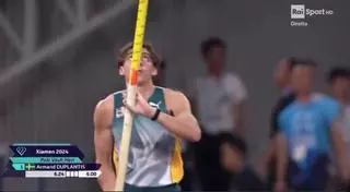 ¡Duplantis bate el récord del mundo de salto con pértiga!