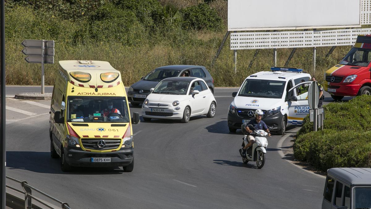 Herido leve un motorista al chocar con un coche en una rotonda de Ibiza -  Diario de Ibiza