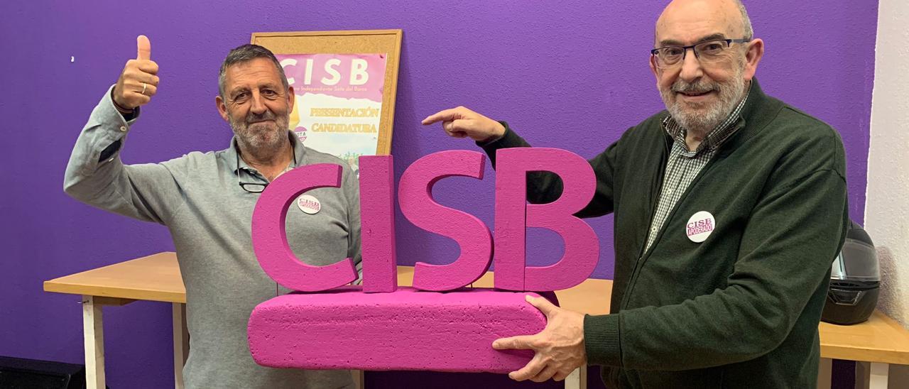 Yimi Pérez Lorente y Jaime Menéndez Corrales, alcalde saliente, celebrando la victoria de CISB en Soto del Barco.