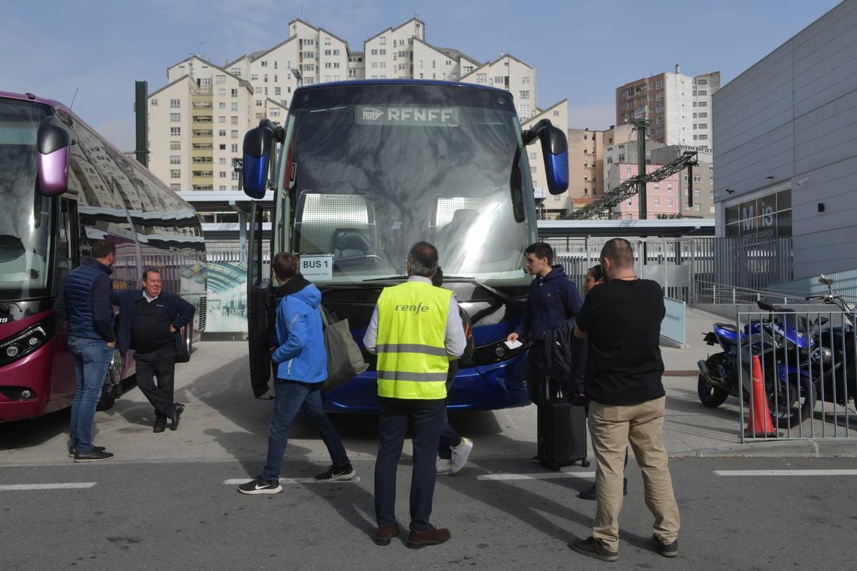 El bus alternativo con destino a Vigo en la estación de trenes de A Coruña