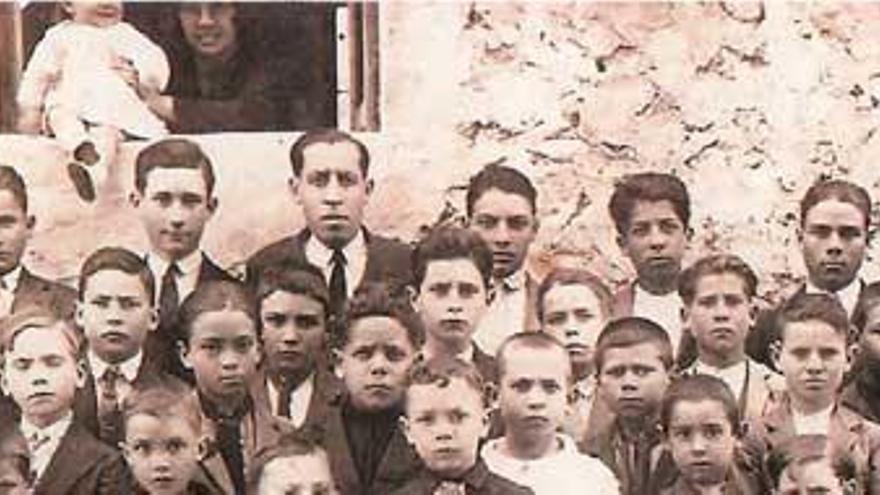 El maestro Antoni Llopis y sus alumnos de sa Cala en 1933.