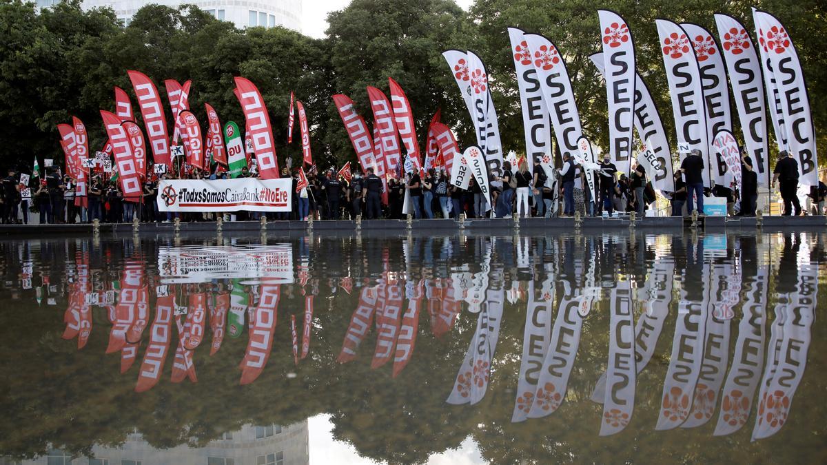 Unos 400 trabajadores protestan en Valencia contra el ERE de CaixaBank