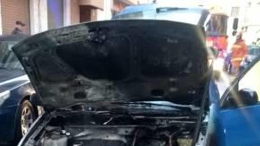 El incendio de un coche en el Port hace salir a toda prisa a sus ocupantes