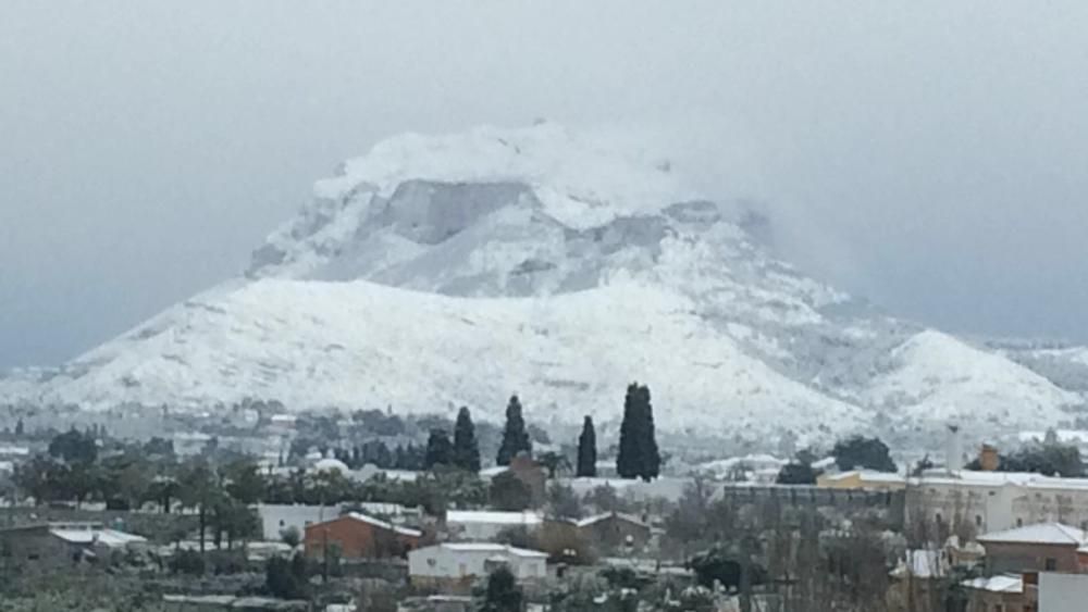 El Montgó ha amanecido hoy nevado.