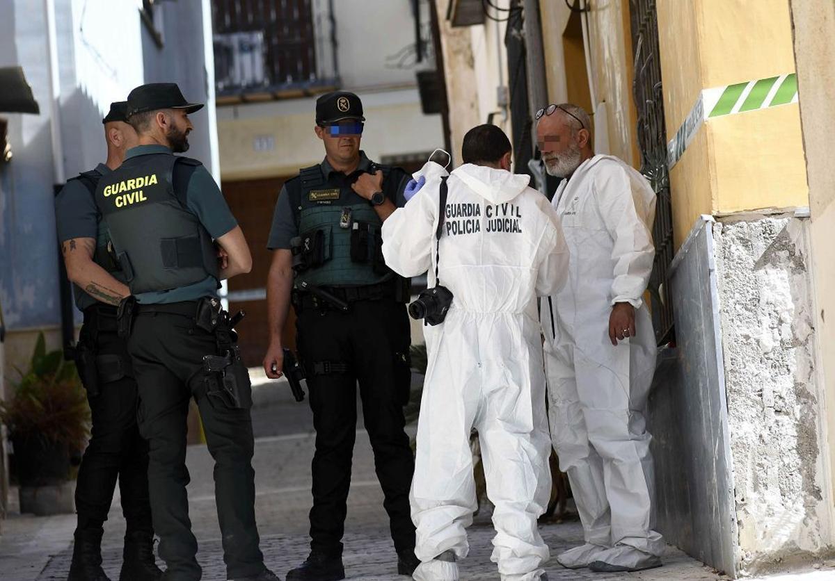 La Policía Judicial y agentes de la Guardia Civil, ayer en la calle La Plaza de Ricote.