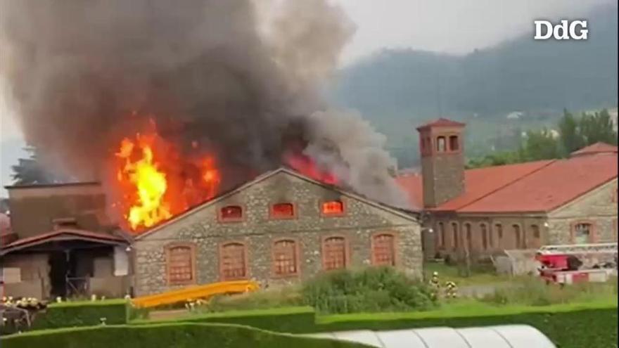 Vídeo: Espectacular incendi en una tèxtil de Ripoll