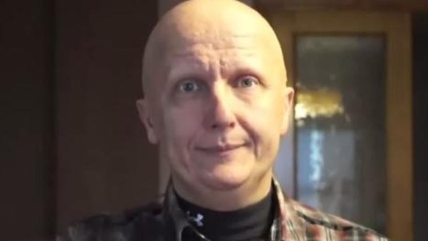 Un vídeo mostra l&#039;home dels 2.000 tumors burlant-se dels seus donants