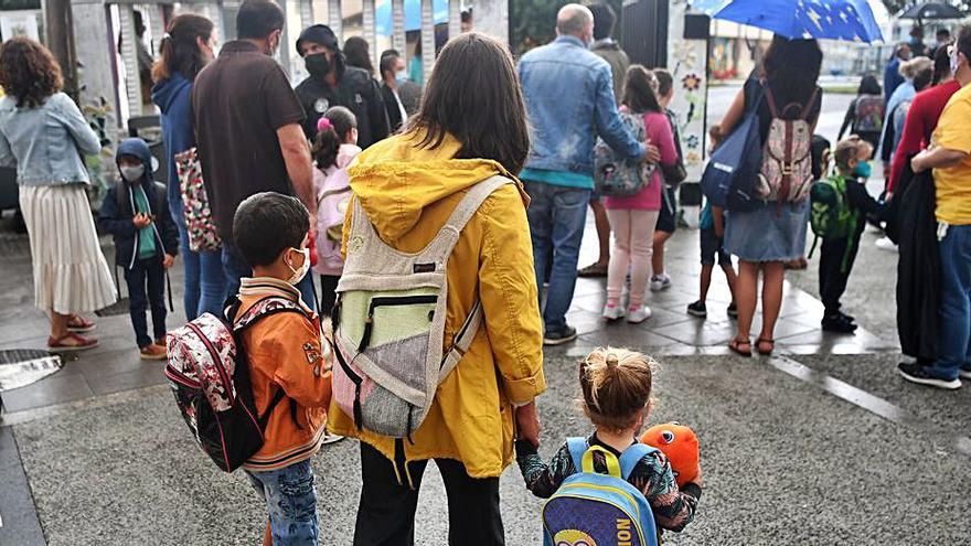 Mochila, libros, mascarilla y a clase