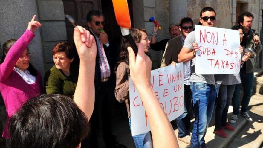 Alrededor de 30 personas se congregaron ante la fachada del Concello de Meis.  // Iñaki Abella