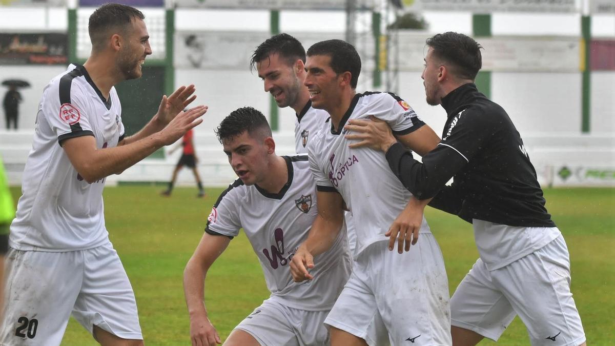 Los jugadores del Pozoblanco celebran uno de los goles ante el Gerena.