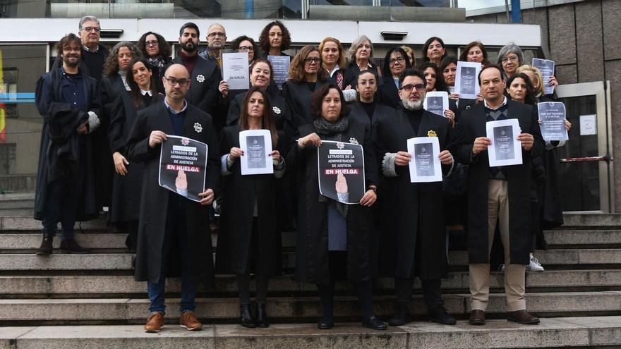 Letrados de la Administración de Justicia se concentran a la entrada de los juzgados en A Coruña. Carlos PARDELLAS