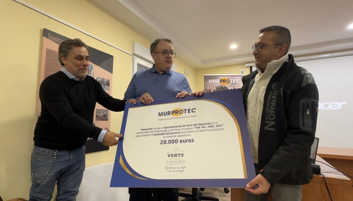 Momento de entrega del premio al alcalde de Ares del Maestrat.