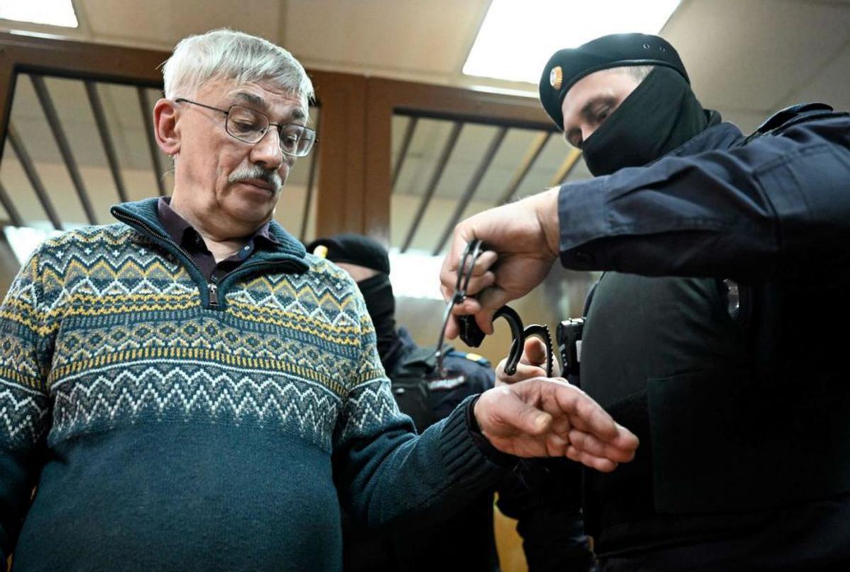 Rússia condemna l’activista Oleg Orlov a dos anys  i mig de presó