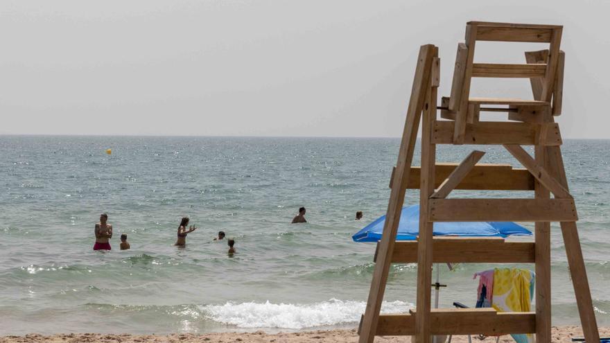 La falta de socorristas en pleno verano en las Playas de El Campello indigna a los usuarios