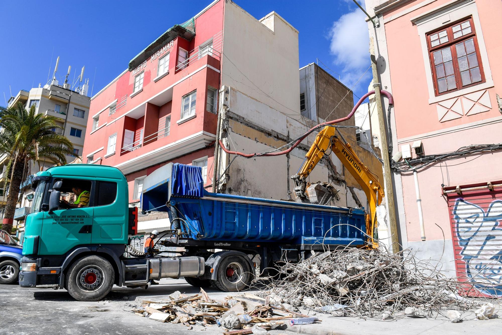 Derribo de viviendas y edificios en el entorno de Manuel Becerra