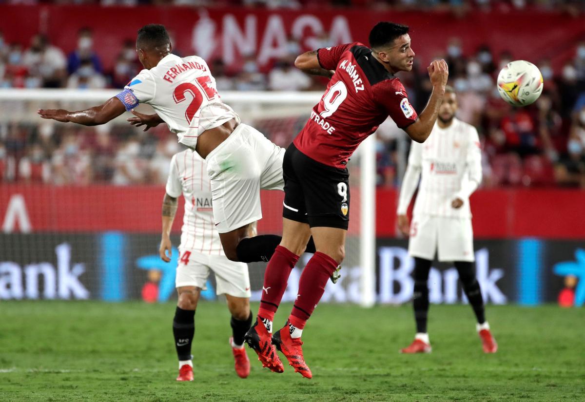 Maxi y Fernando, durante un Sevilla - Valencia