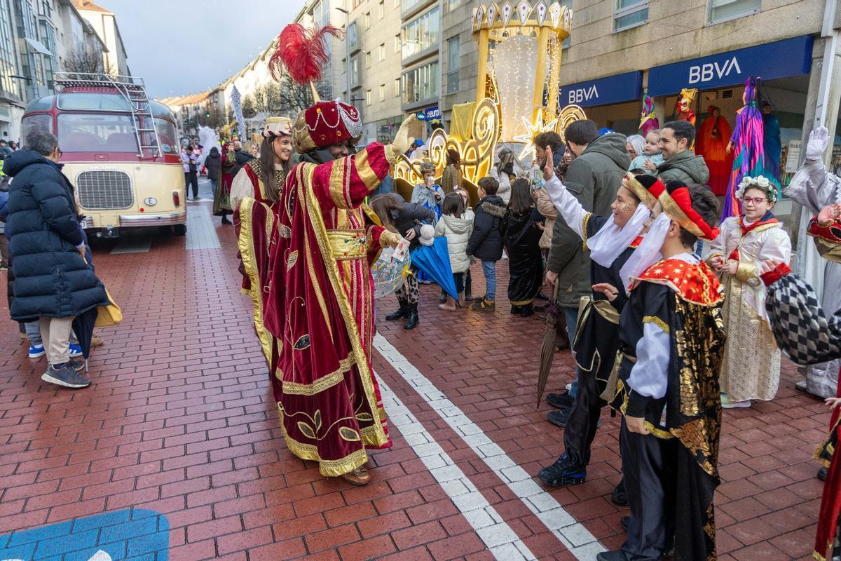 Los Reyes Magos recorren las calles de Santiago