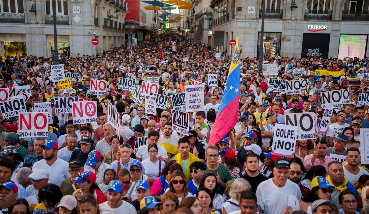 La gente participa durante una protesta contra los resultados oficiales que declararon al presidente Nicol�s Maduro ganador de las elecciones presidenciales de julio en Madrid, Espa�a, el s�bado 17 de agosto de 20.jpg