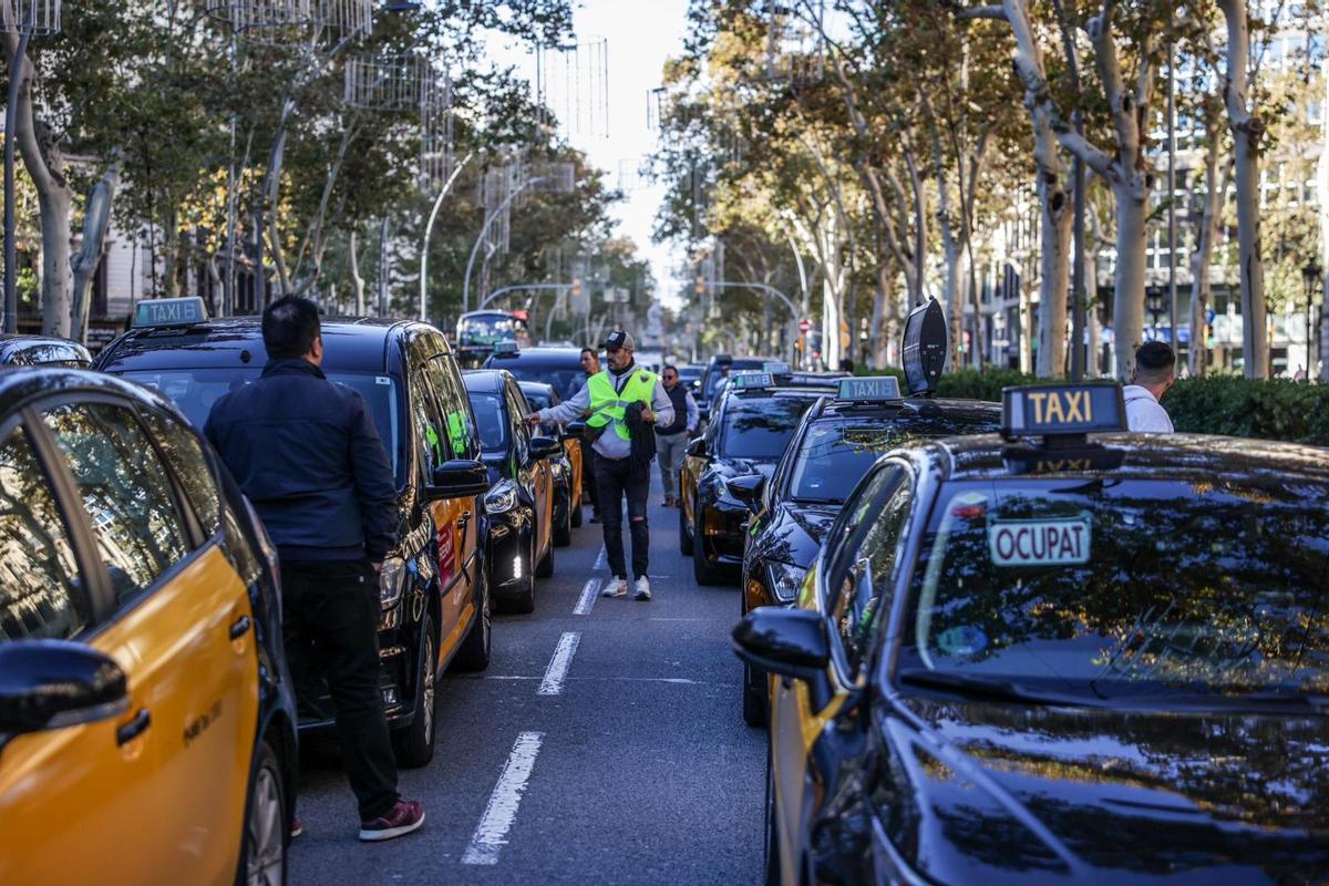 Marcha lenta de taxistas en Barcelona por la muerte de un compañero