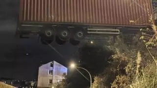 Un camión acaba en una pista de As Xubias por un «GPS incorrecto»