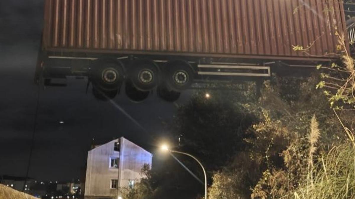 Momento en el que se levanta el camión con una grúa