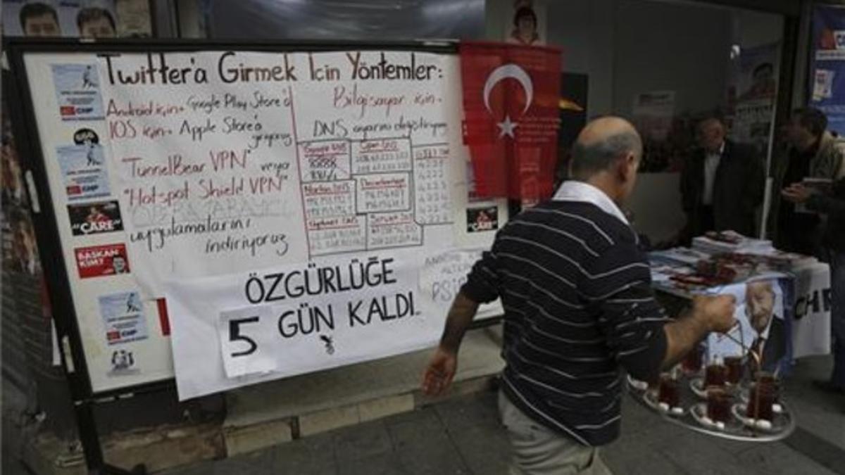 Una pizarra muestra vías alternativas para acceder a Twitter en una oficina de campaña de la oposición turca
