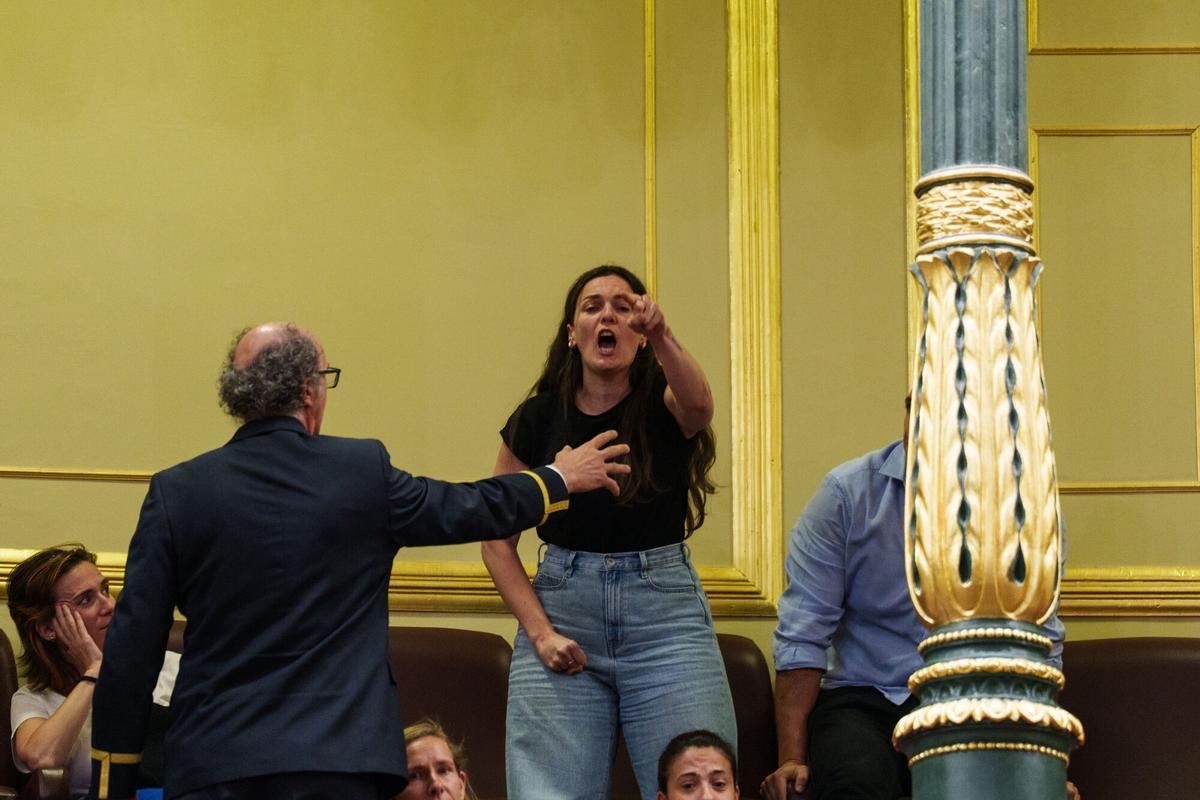 Irene reacciona ante la votación en contra durante una sesión plenaria en el Congreso.