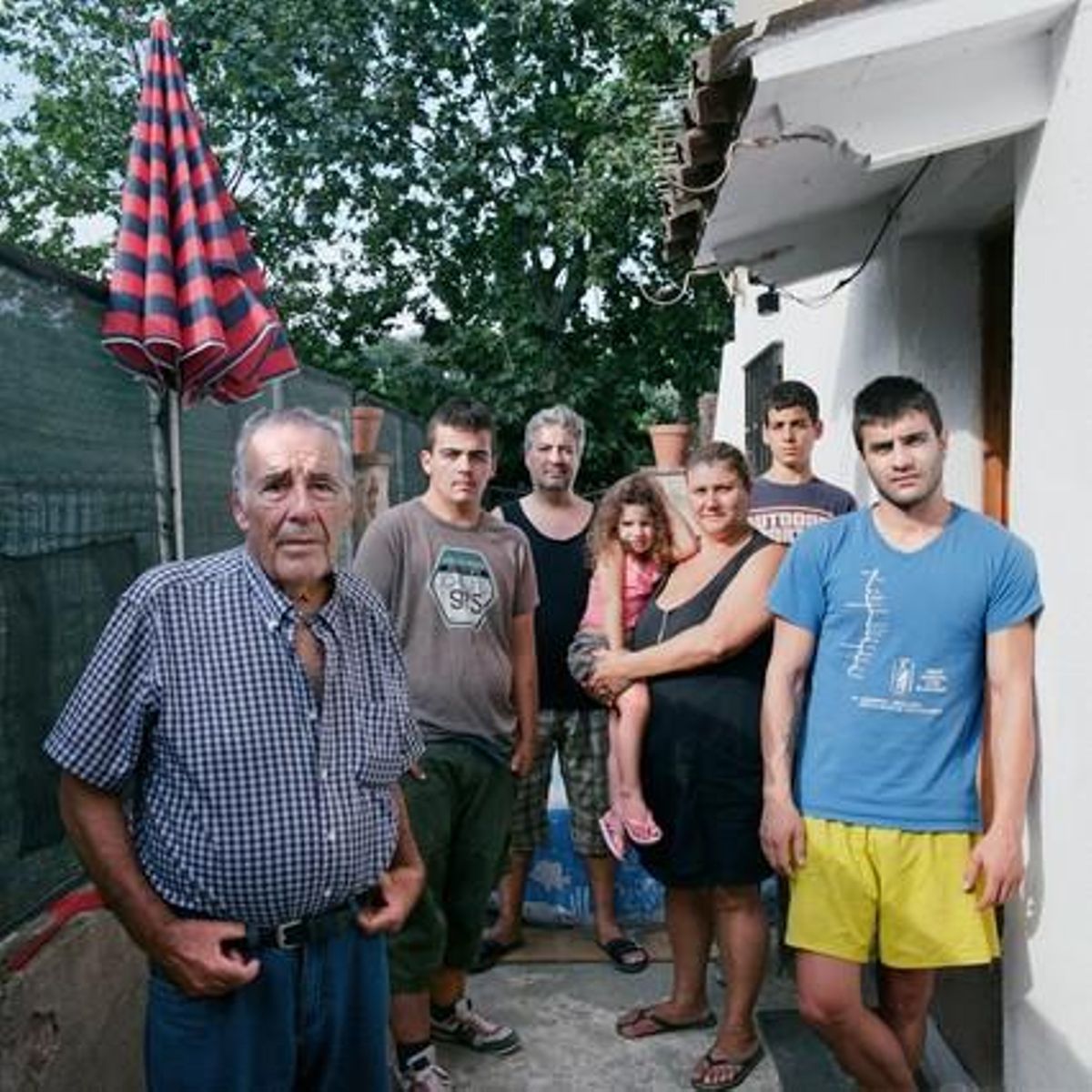 Una de las familias que conforman el barrio de Mas Sauró