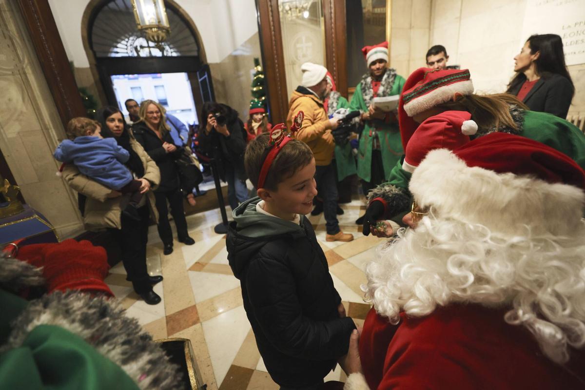 Papá Noel recibe a los niños en el Ayuntamiento de Oviedo tras suspenderse la Cabalgata
