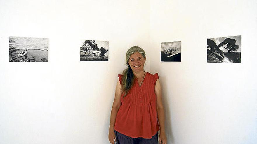 Paloma Rodríguez entre algunas de sus obras.