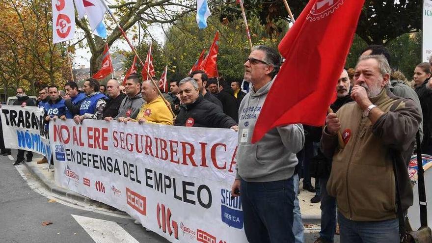 Protesta de trabajadores gallegos de Segur Ibérica contra el ERE.