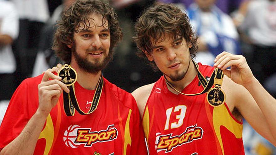 El jugador español Pau Gasol (izq) y su hermano Marc (dcha) posan con la medalla de oro después de que España ganase a Grecia la final del Campeonato del Mundo de Baloncesto Japón 2006, en Saitama.