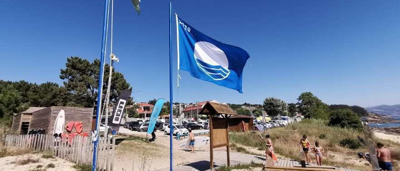 Playa de Liméns con la bandera azul ondeando. // Santos Álvarez
