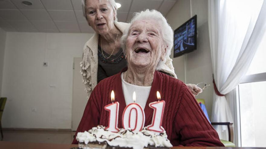 Jean, con su hija Christine, celebrando su 101 cumpleaños.