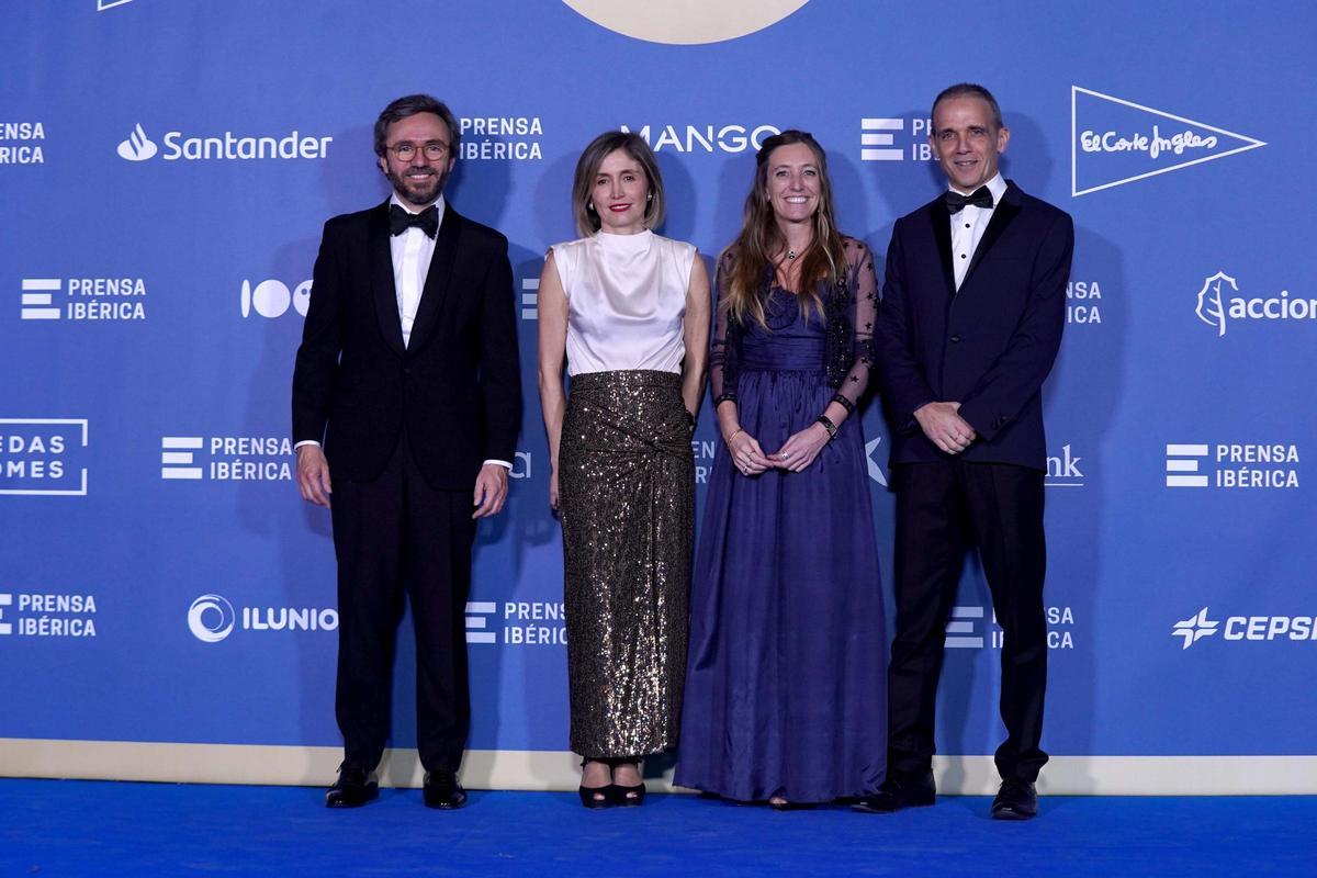 Aitor Moll, consejero delegado de Prensa Ibérica, y su hermana Ainhoa Moll, adjunta a la Presidencia y directora editorial de Prensa Ibérica, junto a sus respectivas parejas Usoa Arregui y Gauden Villas.