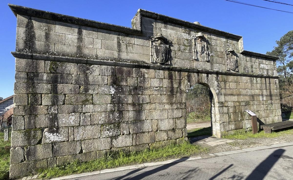 Portalón monumental da Casa da Inquisición de Corzáns.