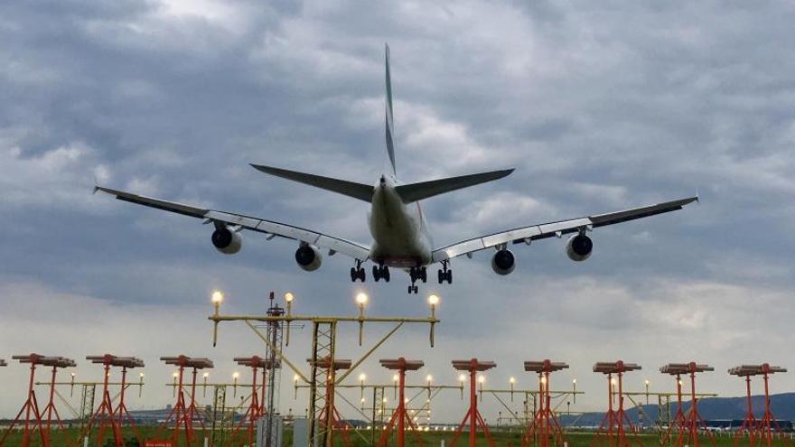 Un avión aterriza en el aeropuerto de El Prat.