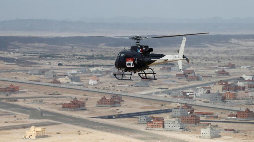 Un helicóptero del Dakar sobrevuela el desierto saudí