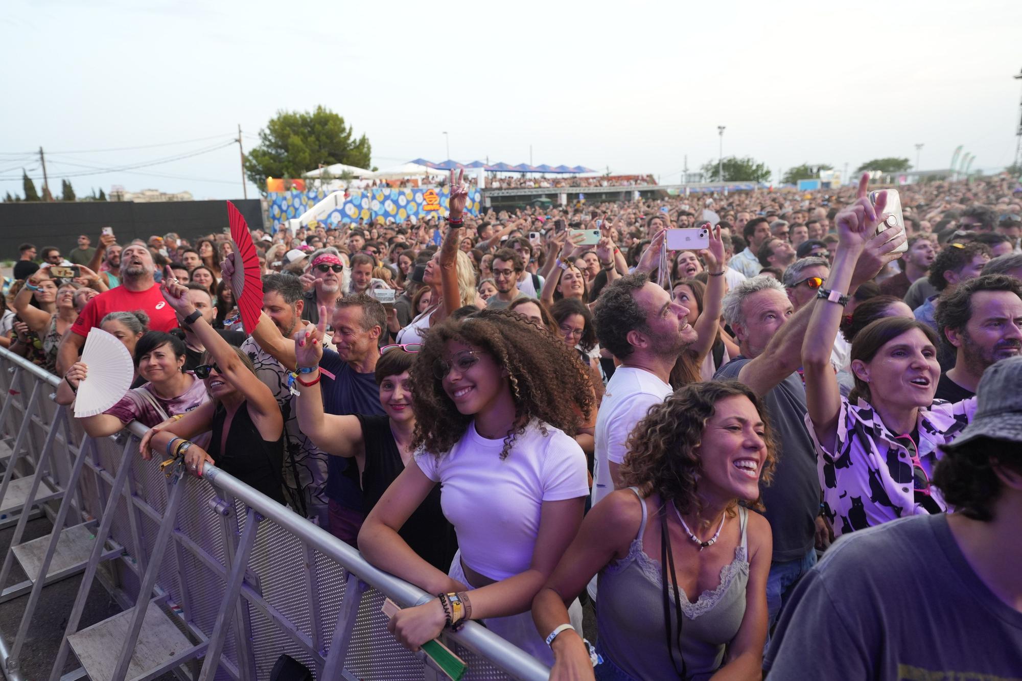 Ya ha empezado el evento musical más esperado del año en Benicàssim. Cuenta con un cartel de más de 50 invitados, Black Eyed Peas, The Libertines, Royal Blood, Yungblud, Arde Bogotá, Miles Kane, Andrés Calamaro, Lori Meyers, La La Love You, Dorian, Sen Senra, Xoel López, entre otros.